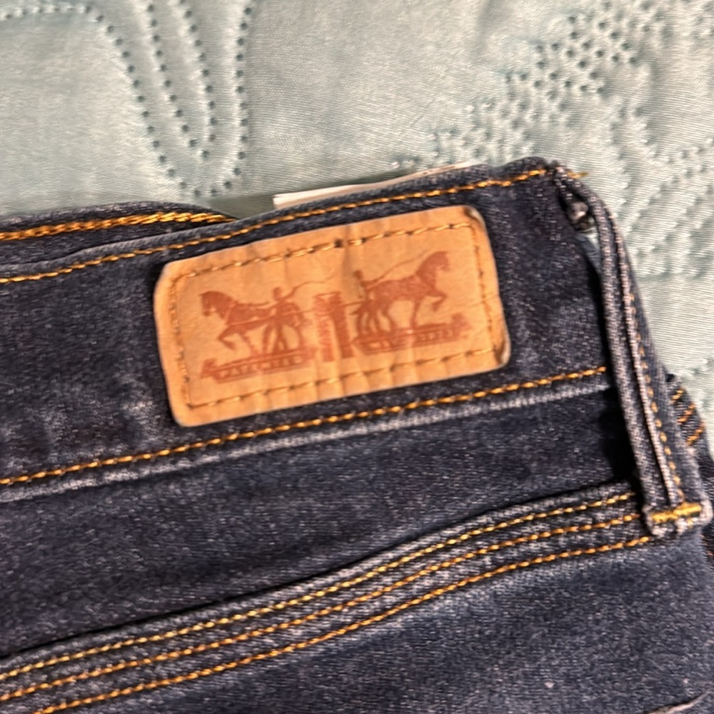 ❤️(127) ladies Levi’s capris in excellent condition! Size 8 - Waist 29. Stretchy - Picture 2 of 8